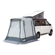 Brunner Comet-tält fäst vid VW T5/T6 i grå toner med två ingångsdörrar för extra utrymme.